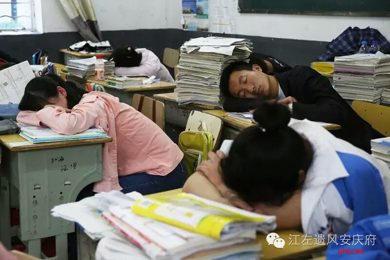 【陈东聚焦】冲刺高考 安庆一中学千名学生趴课桌午休