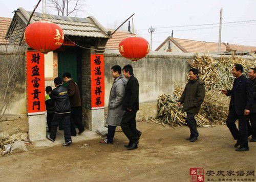 “闹  脚”