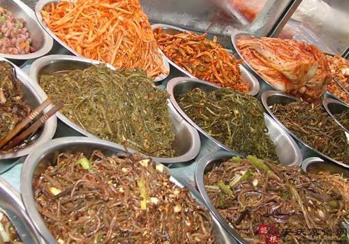 爽口腌菜节日餐桌上的另类存在