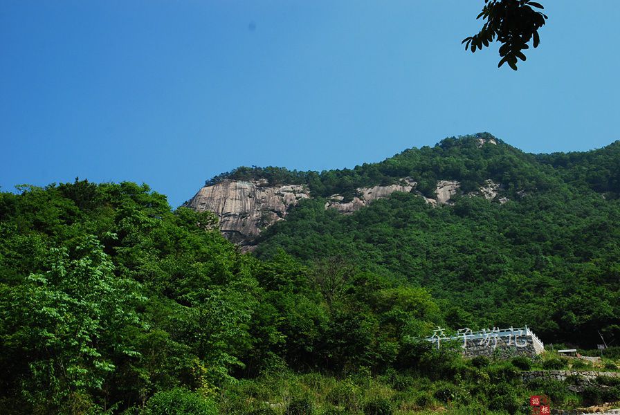 明山寨西寨门与西段古寨墙